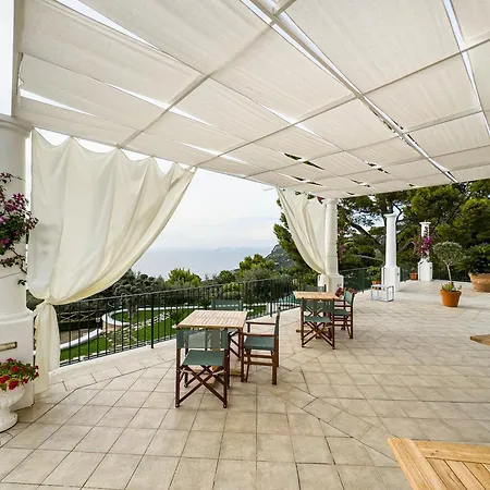 Amira Bed and Breakfast 4*