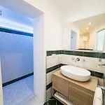 לינה וארוחת בוקר Amira 4*